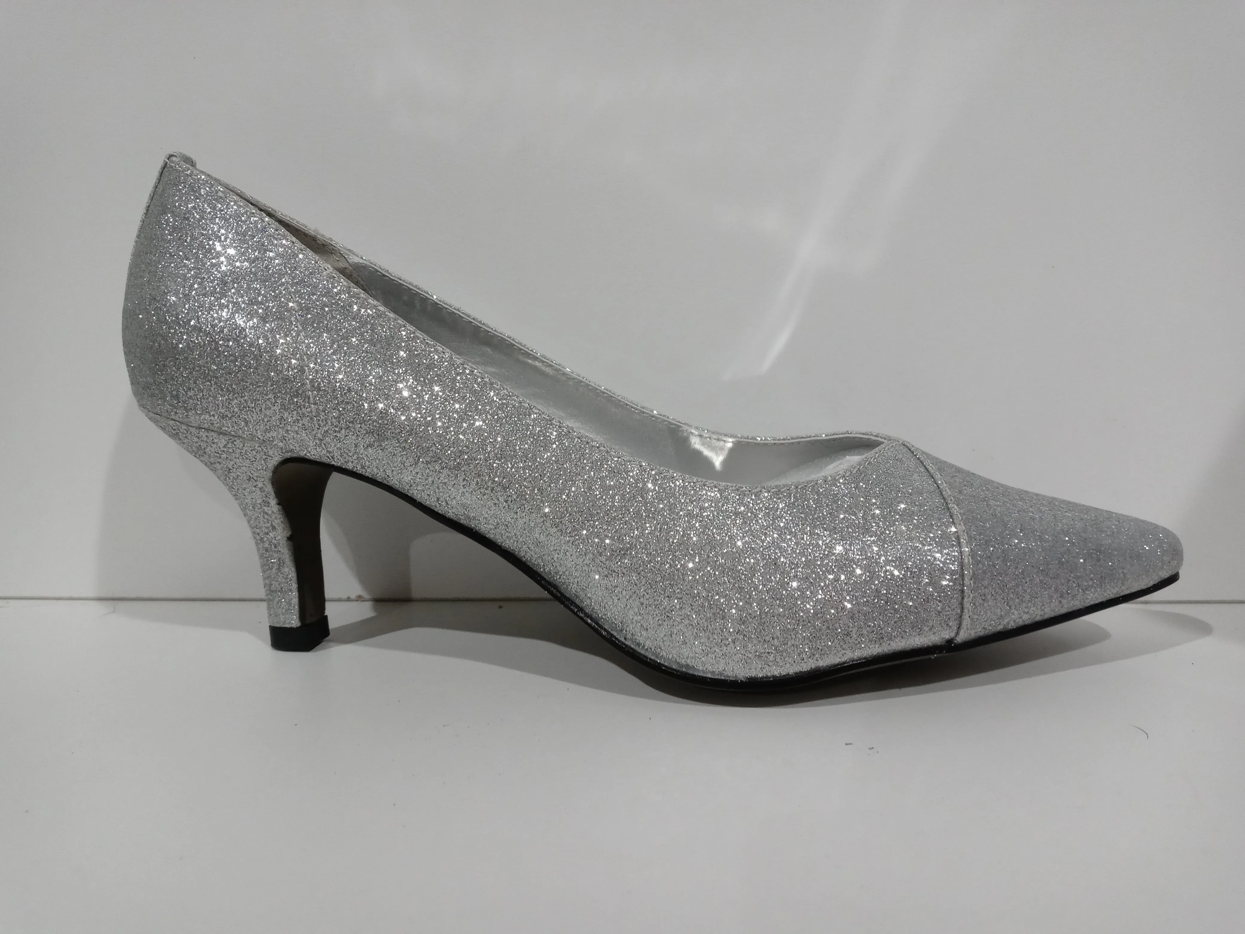 Easy Street Women's Chiffon Pointec Toe  Pump Silver Glitter Size 6.5 Pair Of Shoes